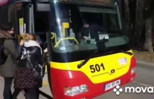 Kierowca zatrzymał autobus na godzine bo pasażer ma szalik zamiast maski
