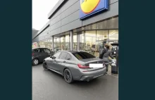 Chce sprzedać nowe BMW, więc zdjęcia do ogłoszenia zrobił pod drzwiami LIDL