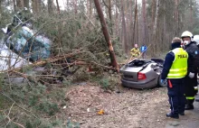 Auto rozpadło się na pół po zderzeniu z drzewem! Ranny 20-letni kierowca....