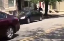 Policja z Baltimore goni kolesia niosącego telewizor