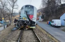 Słowacja: Autobus zasilany gazem wjechał pod pociąg [ZDJĘCIA