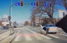 Kraków: Kierowca BMW przejechał na czerwonym świetle potrącił kobietę [nagranie]