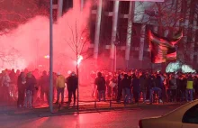 Tłumy kibiców protestują przed stadionem Legii. W stronę policjantów...