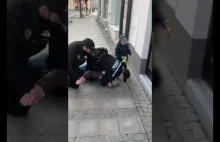 Czechy. Straż miejska brutalnie powaliła mężczyznę bez maseczki.