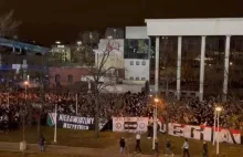 Kibice Legii Warszawa tłumnie przyszli pod stadion. Prowadzili doping,...