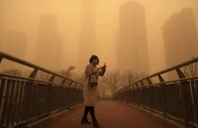 Pekin zmaga się z najgorszą burzą piaskową od dekady.