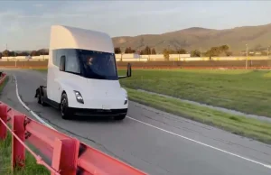 Tesla Semi na torze