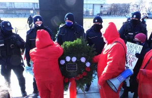 Na jakiej podstawie policja i wojsko rekwirują wieńce pod pomnikiem smoleńskim?