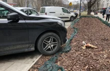 Samochodoza na Żoliborzu. Kierowcy rozjeżdżają trawniki, mieszkańcy mają dość