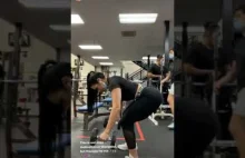 Dziewczyna na siłowni - trening a silne ramiona