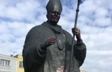Zdewastowano pomnik Jana Pawła II w Obornikach