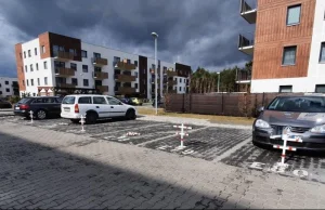 Afera na osiedlu JAR w Toruniu. Mieszkańcy nie mogą parkować pod swoim...