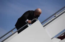 Biden wielokrotnie potyka się wchodząc do Air Force One