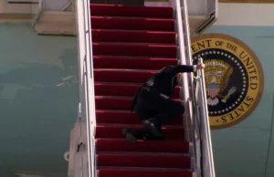 Joe Biden potknął się na schodach do prezydenckiego samolotu