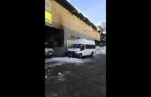 Minibus w Jużnosachalińsku został zakopany pod śniegiem