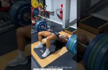 Dziewczyna podnosi bez problemu 140 kg siła swojego tłowia #shorts