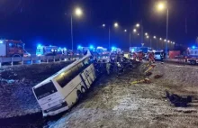 Tragedia na autostradzie A4 pod Przemyślem. Autokar przebił bariery...