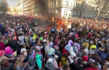 FIESTA na ulicach Marsylii na 6,5 tysiąca osób. Na twarzach maseczki karnawałowe