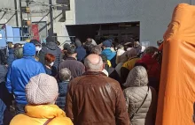 Ścisk i tłum w kolejce do szczepienia - interweniowała policja.