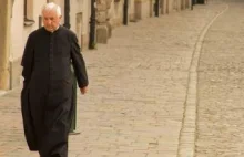Polscy naukowcy zbadali wpływ modlitwy o zdrowie na długość życia biskupów