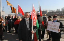 Pikiety zwolenników Łukaszenki przed polskimi placówkami na Białorusi -...