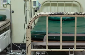 Szpital tymczasowy kupił 270 starych łóżek za 400 tys. zł
