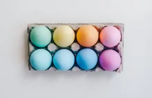 Naturalne barwniki jajek. Jak farbować jajka na Wielkanoc? Domowe