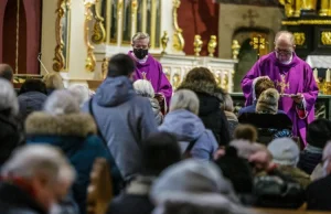 Wszystkie ławy w archikatedrze zajęte. Część wiernych nie miała maseczek.