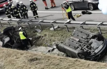 Wypadek na autostradzie A1. Auto rozpadło się na pół, kierowca uciekł.