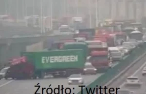 Autostrada zablokowana przez ciężarówkę z kontenerem Evergreen