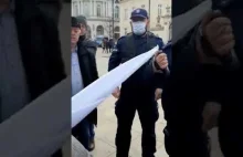 Agresywne zachowanie policjanta na Krakowskim Przedmieściu w Warszawie