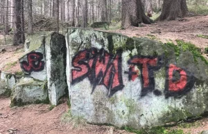 Ktoś pomazał skały w Górach Stołowych. Park Narodowy pokazał zdjęcie...