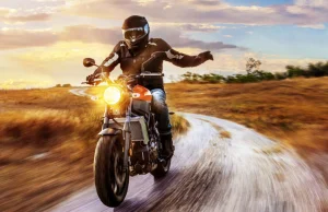 Gesty i znaki motocyklistów: Skąd się wzięły i co oznaczają?