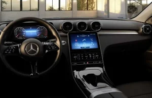 Nowy Mercedes Klasy C (2022) w bazowej wersji: Wnętrze lepsze, niż...