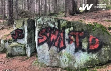 Wandale w Górach Stołowych. Graffiti ze znakiem Polski Walczącej na skale