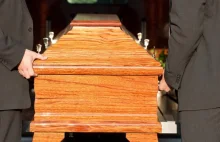 Pracownik firmy pogrzebowej mówi o szczegółach kremacji polskich ofiar COVID