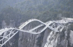 „Zbyt szalony, żeby był prawdziwy”. Chiński most Ruyi Bridge sensacją Internetu