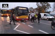 Kierowca autobusu celowo potrącił rowerzystę blokującego ruch podczas strajku.