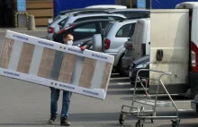 Sklepy budowlane przeniosły się na parkingi. Działają mimo zakazu.