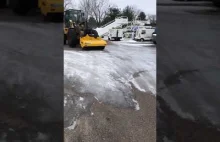 Jak usunąć zalegający lód z parkingu.