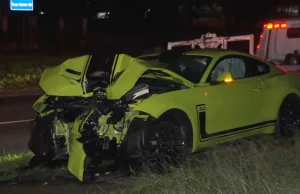 Niesforny synek wziął Mustanga taty. Rozbił auto na słupie