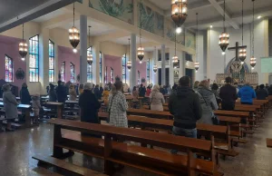 W kościele w Łodzi 140 zamiast 60 osób i maseczki na brodzie.