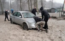 Wjechał autem na plażę w Kołobrzegu i się zakopał