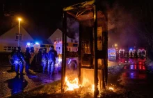 Zamieszki w Irlandii Północnej, policjanci obrzuceni koktajlami mołotowa.