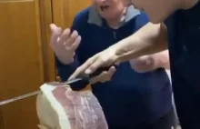 Dziadek uczy wnuczka jak kroić prosciutto