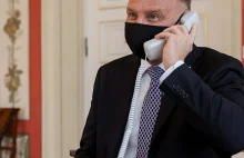 Śmiali się z niepodłączonego telefonu Andrzeja Dudy - nie zauważyli kabla
