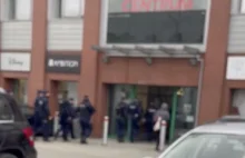 Popisowy szturm policjantów na siłownię w Toruniu