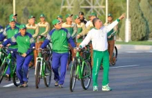 Prezydenta Turkmenistan i "przypadkowi" rowerzyści napotkani podczas przejażdżki