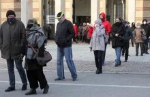 "Trzy do pięciu lat" w reżimie sanitarnym i możliwa "górka zakażeń"