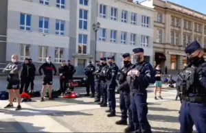 Białystok: Oddziały policji otoczyły ćwiczących na świeżym powietrzu.